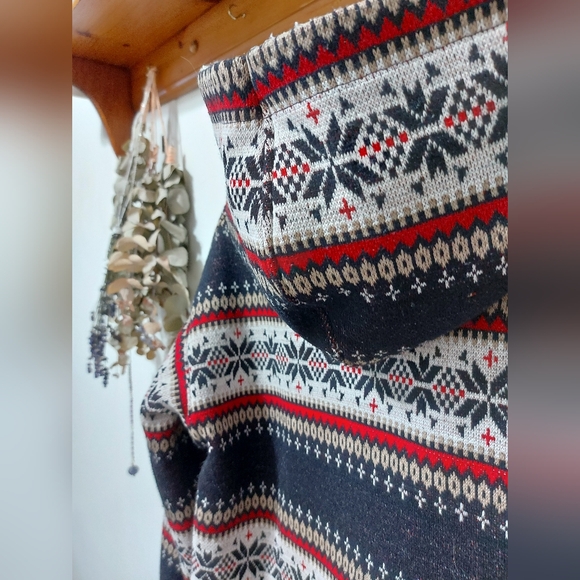 Hoodie upcycle from a blanket - Picture 3 of 10